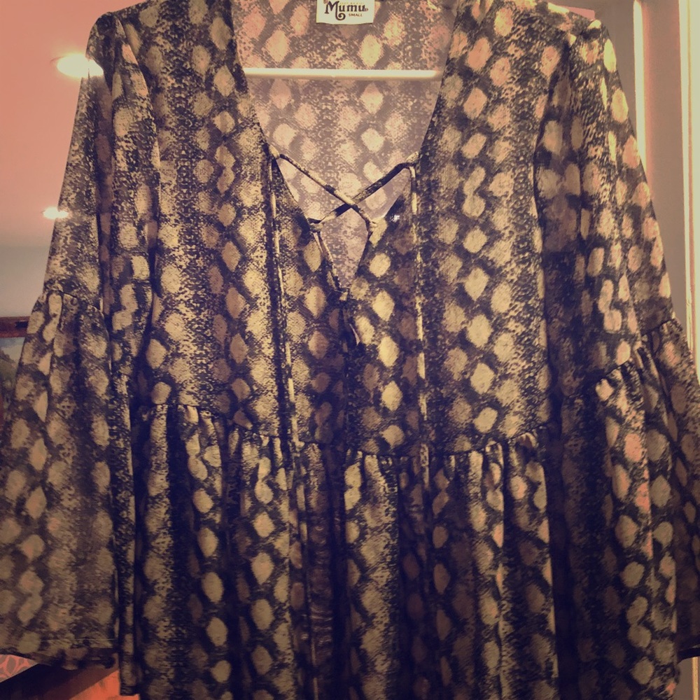 Mumu patterned top.